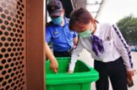 垃圾桶随意丢弃，被要求当场整改-环保卫士