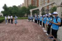 青年志愿者参与垃圾分类守桶行动-环保卫士