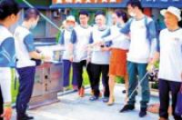 百人组队“打卡”社区地标宣传垃圾分类-环保卫士