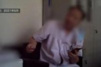 两名医生现场收钱数钱，停职调查！-环保卫士