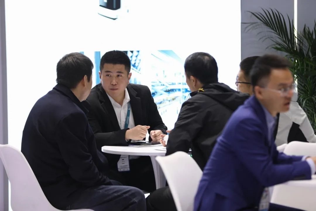 超高人气丨2024 CCE持续进行中,辉煌智行展位强势吸睛