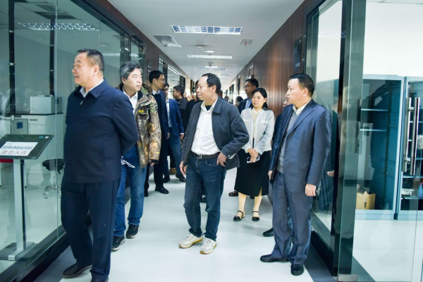 天虹环保向中国地质大学(武汉)捐赠消耗臭氧层物质和含氟温室气体在线监测设备